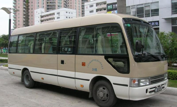 汽车基础保养避坑指南：4S店与路边店的核心差异